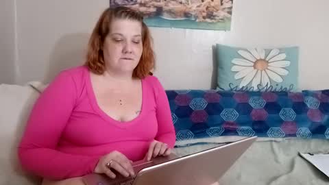 Snapshot of poisonivyvixen chatting on 02-06-25, 06:35 Poison Ivy online show from 02-06-25, 06:35