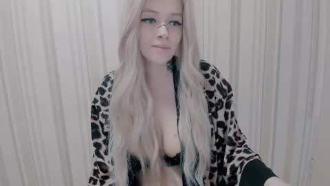 Snapshot of polly_wow chatting on 10-09-25, 07:34 Polly online show from 10-09-25, 07:34