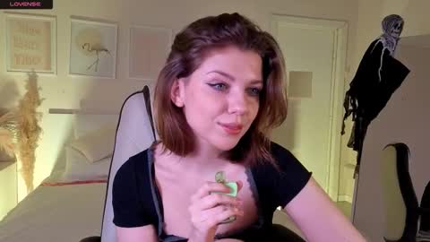 Snapshot of pollyrouge chatting on 10-27-25, 01:37 Your Polly follow me online show from 10-27-25, 01:37