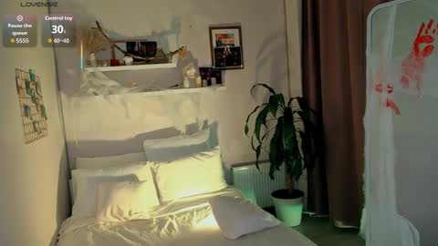 Snapshot of pollyrouge chatting on 10-31-25, 02:18 Your Polly follow me online show from 10-31-25, 02:18