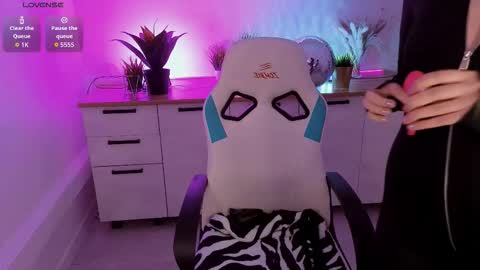 Snapshot of pollyrouge chatting on 11-26-25, 02:29 Your Polly follow me online show from 11-26-25, 02:29