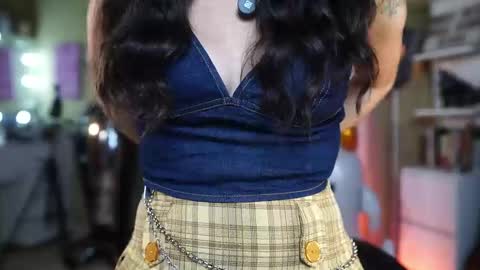 Snapshot of polvodeestrellas_ chatting on 10-23-25, 02:11 - Help me Reach 100 thumbs up online show from 10-23-25, 02:11