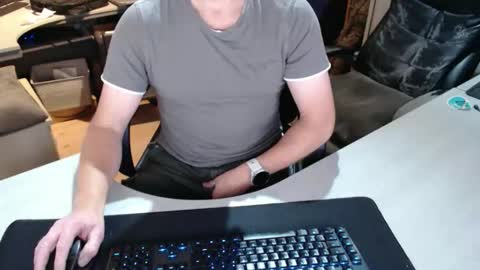 Snapshot of poodledude chatting on 10-11-25, 05:33 Dave online show from 10-11-25, 05:33