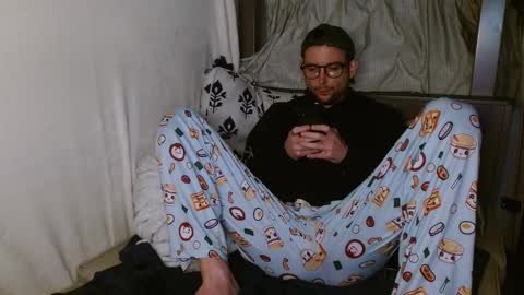 Snapshot of poppunk4life chatting on 03-11-25, 05:05 Kyle online show from 03-11-25, 05:05