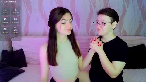 Snapshot of pornostendup chatting on 11-09-25, 01:04 Ana and Tati online show from 11-09-25, 01:04