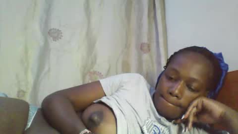 Snapshot of pretty_beib chatting on 09-23-25, 02:47 Karol online show from 09-23-25, 02:47