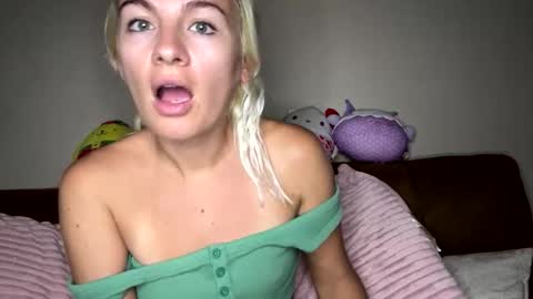 Snapshot of prettybabypetite chatting on 10-28-25, 02:37 Missy  Jack online show from 10-28-25, 02:37