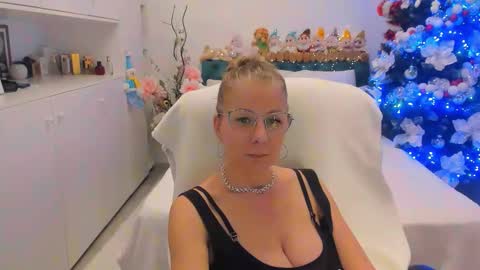 Snapshot of prettyblackeyes chatting on 12-13-25, 09:20 wilma online show from 12-13-25, 09:20