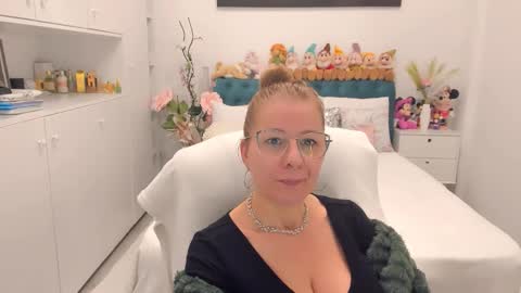 Snapshot of prettyblackeyes chatting on 01-18-26, 06:50 wilma online show from 01-18-26, 06:50