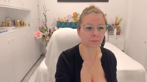 Snapshot of prettyblackeyes chatting on 02-16-26, 07:04 wilma online show from 02-16-26, 07:04