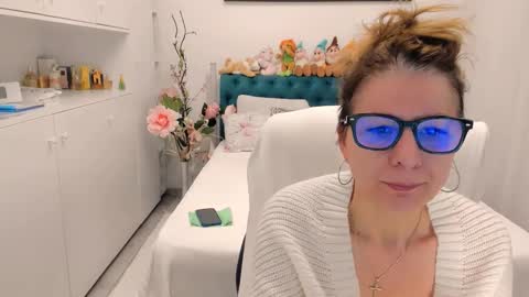 Snapshot of prettyblackeyes chatting on 02-24-26, 06:44 wilma online show from 02-24-26, 06:44