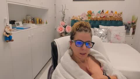 Snapshot of prettyblackeyes chatting on 02-26-26, 07:18 wilma online show from 02-26-26, 07:18