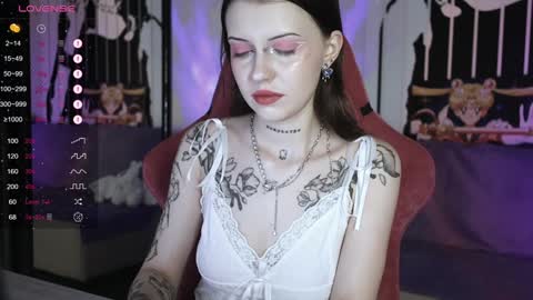 Snapshot of prettybones chatting on 12-13-24, 09:57 Violet online show from 12-13-24, 09:57