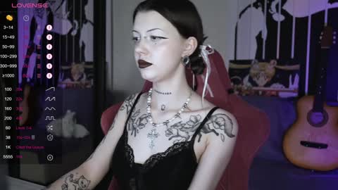 Snapshot of prettybones chatting on 12-30-24, 09:48 Violet online show from 12-30-24, 09:48