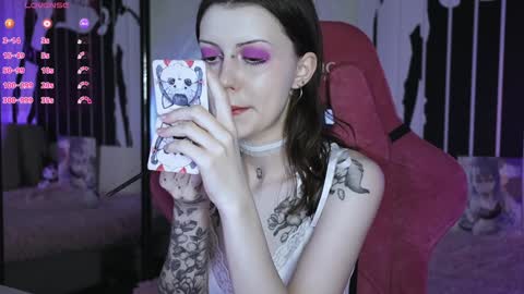 Snapshot of prettybones chatting on 02-08-25, 11:02 Violet online show from 02-08-25, 11:02