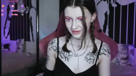 Snapshot of prettybones chatting on 03-08-25, 12:41 Violet online show from 03-08-25, 12:41