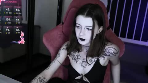 Snapshot of prettybones chatting on 10-13-25, 08:53 Violet online show from 10-13-25, 08:53