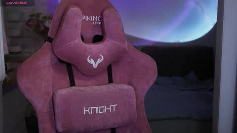 Snapshot of prettybones chatting on 12-13-25, 11:43 Violet online show from 12-13-25, 11:43