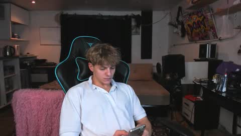 Snapshot of prince_nik chatting on 12-02-25, 12:43 prince online show from 12-02-25, 12:43