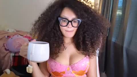Snapshot of princessamberrrxo chatting on 02-20-25, 06:24 Amber online show from 02-20-25, 06:24