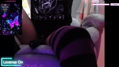 Snapshot of princesstyff chatting on 11-19-25, 03:34 Tyff et Blast online show from 11-19-25, 03:34