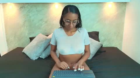 Priscila  online show from 09-25-25, 01:15