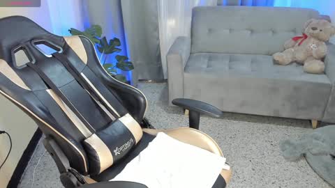 Snapshot of prvncessa_10 chatting on 12-25-24, 12:05    INDEPENDENT MODEL online show from 12-25-24, 12:05