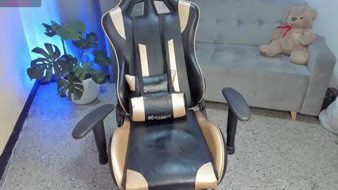 Snapshot of prvncessa_10 chatting on 01-22-25, 07:25    INDEPENDENT MODEL online show from 01-22-25, 07:25