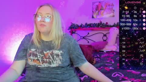 Snapshot of puffybun chatting on 12-17-24, 03:28 puffybun online show from 12-17-24, 03:28