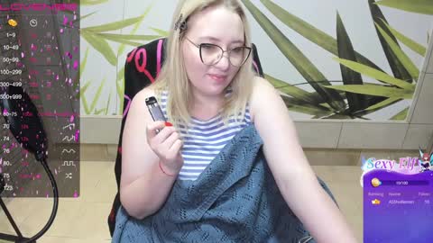 Snapshot of puffybun chatting on 12-19-24, 12:56 puffybun online show from 12-19-24, 12:56