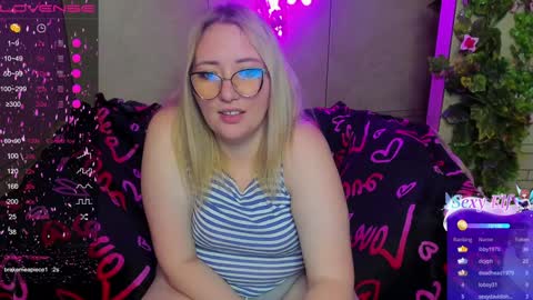 Snapshot of puffybun chatting on 12-27-24, 03:31 puffybun online show from 12-27-24, 03:31