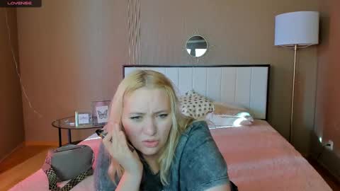 Snapshot of puffybun chatting on 02-14-25, 07:49 puffybun online show from 02-14-25, 07:49