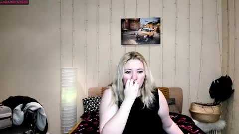 Snapshot of puffybun chatting on 03-03-25, 12:04 puffybun online show from 03-03-25, 12:04