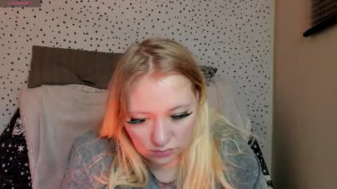 Snapshot of puffybun chatting on 02-18-26, 10:28 puffybun online show from 02-18-26, 10:28