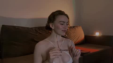 Snapshot of purity_ring chatting on 02-06-25, 01:05 Marie online show from 02-06-25, 01:05