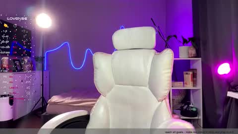 Snapshot of purple_baby chatting on 11-19-25, 01:00 Sasha wait you here 6 of November. will celebrate my B- day online show from 11-19-25, 01:00