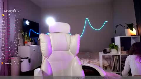 Snapshot of purple_baby chatting on 11-21-25, 01:54 Sasha wait you here 6 of November. will celebrate my B- day online show from 11-21-25, 01:54