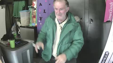 Snapshot of pussy_licker0127 chatting on 12-12-24, 02:11 Mark online show from 12-12-24, 02:11