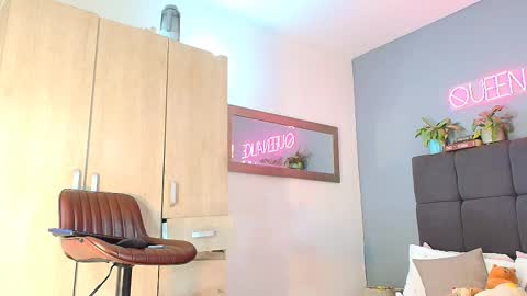 Snapshot of queenaliice chatting on 10-15-25, 04:29 ALICE online show from 10-15-25, 04:29