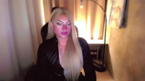 Snapshot of queenarthalia chatting on 12-17-24, 07:15 ARTHA online show from 12-17-24, 07:15