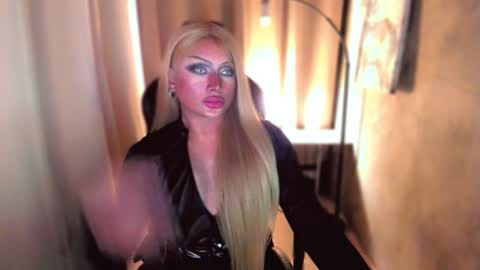 Snapshot of queenarthalia chatting on 12-18-24, 02:38 ARTHA online show from 12-18-24, 02:38