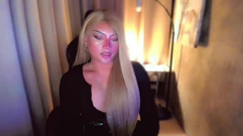 Snapshot of queenarthalia chatting on 12-30-24, 05:23 ARTHA online show from 12-30-24, 05:23