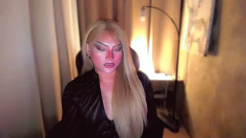 Snapshot of queenarthalia chatting on 01-06-25, 08:50 ARTHA online show from 01-06-25, 08:50