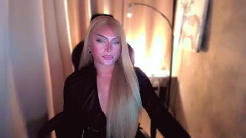 Snapshot of queenarthalia chatting on 01-12-25, 10:22 ARTHA online show from 01-12-25, 10:22