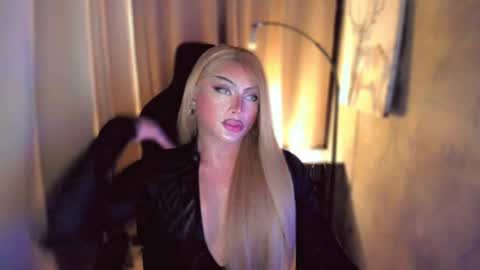 Snapshot of queenarthalia chatting on 01-22-25, 10:15 ARTHA online show from 01-22-25, 10:15