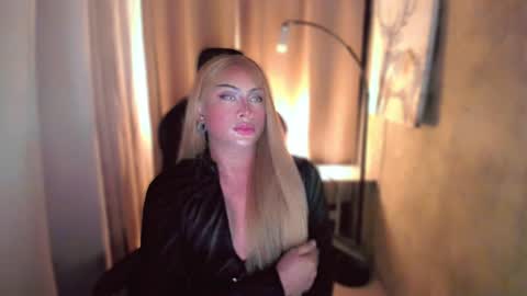 Snapshot of queenarthalia chatting on 01-25-25, 12:27 ARTHA online show from 01-25-25, 12:27