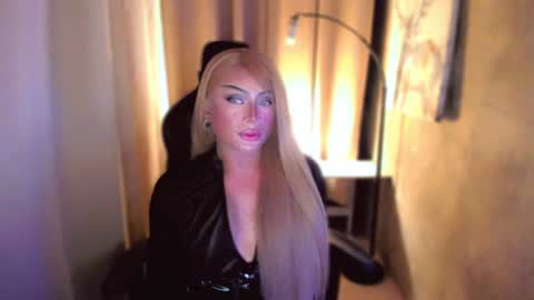 Snapshot of queenarthalia chatting on 01-31-25, 06:25 ARTHA online show from 01-31-25, 06:25