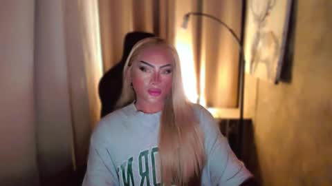 Snapshot of queenarthalia chatting on 02-18-25, 09:42 ARTHA online show from 02-18-25, 09:42