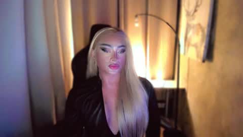 Snapshot of queenarthalia chatting on 02-20-25, 09:31 ARTHA online show from 02-20-25, 09:31