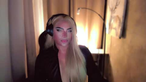 Snapshot of queenarthalia chatting on 02-22-25, 09:59 ARTHA online show from 02-22-25, 09:59